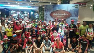 Peserta Christmas Run berfoto bersama