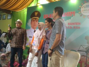 Ardina rasti dan Ari andika saat menghibur anak yatim yayasan rumah Amalia