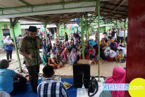 Calon Walikota Arief R. Wismansyah mengadakan blusukan dengan tatap kepada warga di RW 01/01 Panunggangan Barat, Tangerang, Selasa (20/2). Pada kesempatan itu Arief menyerap aspirasi warga, dan mengajak untuk bersama membangun kota Tangerang di lima tahun mendatang. Foto : Fajrin/Katakota