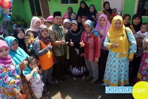 Calon Walikota Arief R. Wismansyah mengadakan blusukan dengan tatap kepada warga di RW 01/01 Panunggangan Barat, Tangerang, Selasa (20/2). Pada kesempatan itu Arief menyerap aspirasi warga, dan mengajak untuk bersama membangun kota Tangerang di lima tahun mendatang. Foto : Fajrin/Katakota