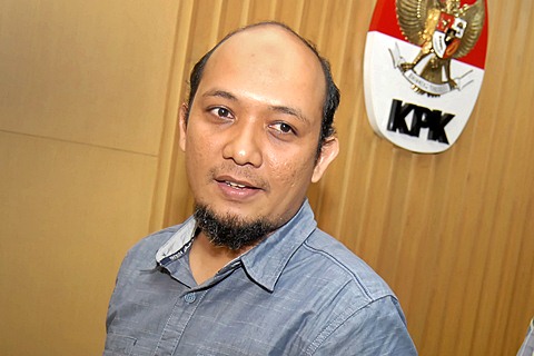Penyidik KPK Novel Baswedan (kiri) didampingi Plt Wakil Ketua KPK Johan Budi (kanan) memberikan keterangan kepada wartawan mengenai penangguhan penahanan oleh Bareskrim Mabes Polri di Gedung KPK, Jakarta, Sabtu (2/5).