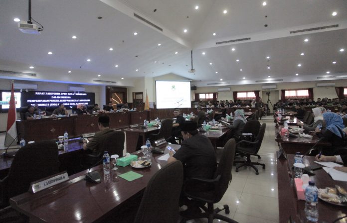 PARIPURNA PENYAMPAIAN TIGA RAPERDA - WALIKOTA4