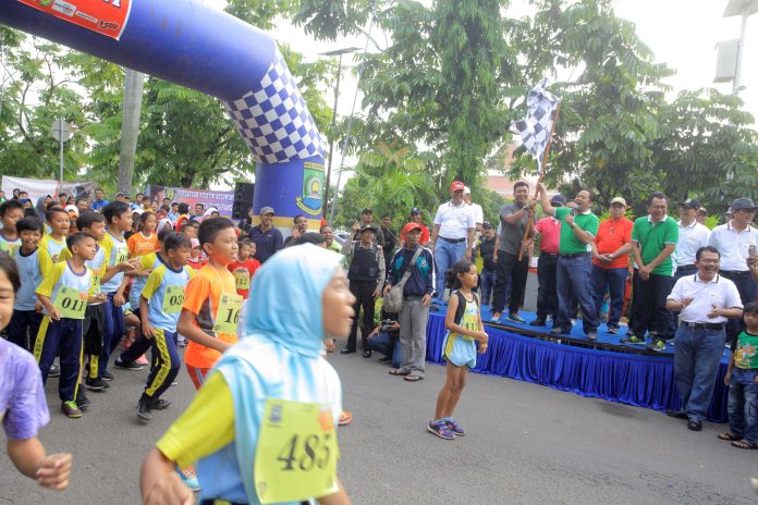 PELEPASAN LOMBA LARI MARATHON - WALIKOTA