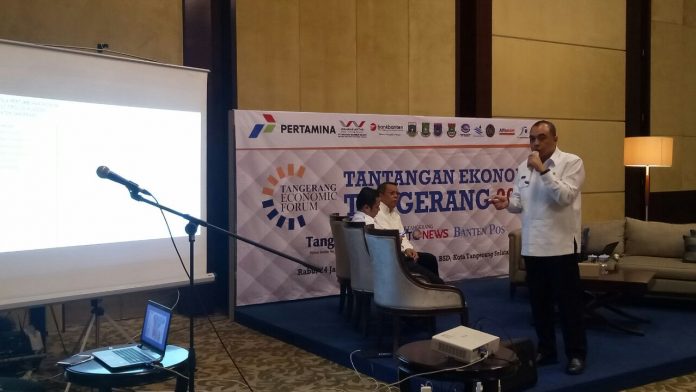 Bupati zaki iskandar saat rapat forum ekonomi di BSD