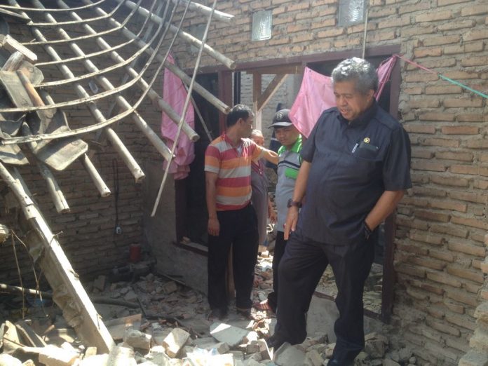 Anggota DPRD kota tangerang sidak rumah roboh