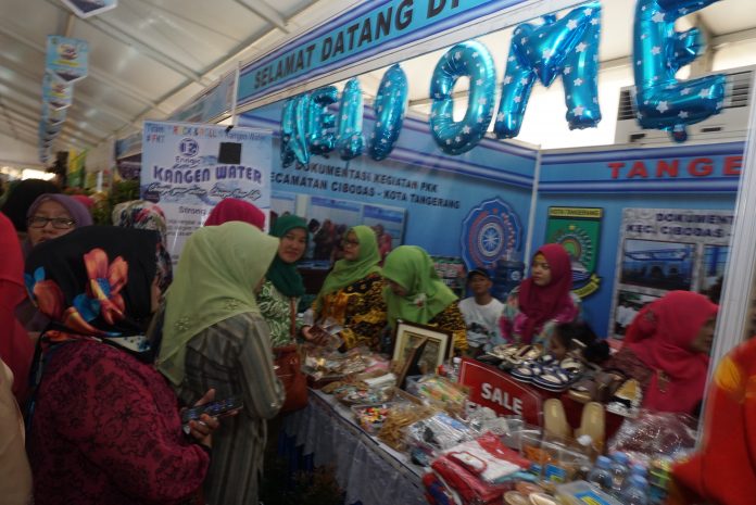 Pembukaan acara Tangerang Expo 2018 di ex-Lapangan Cibodas, Tangerang, Selasa (27/2). Acara itu menyajikan ratusan produk UMKM karya warga kota Tangerang dengan tujuan mempromosikan produk asli daerah yang digelar hingga 3 Maret 2018. Foto : Fajrin/Katakota