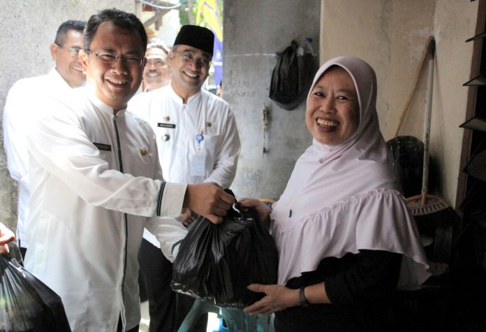 Pegawai pemkot bersedekah di 104 kelurahan,/ foto dok: adit.kk
