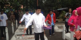 Menggelar tabur bunga dan doa bersama dimakam pahlawan taruna kota tangerang,/ foto dok: adit.kk