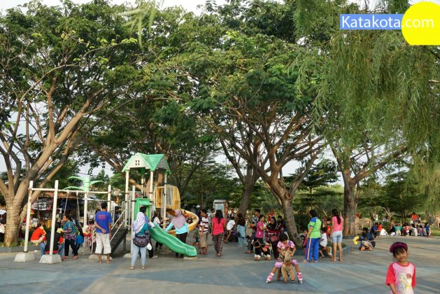 Sejumlah anak bermain di area Ruang Terbuka Hijau (RTH) di Tangerang, Rabu (7/2). Kota Tangerang terus menyediakan ruang terbuka hijau bagi masyarakatnya. Foto : Fajrin/Katakota