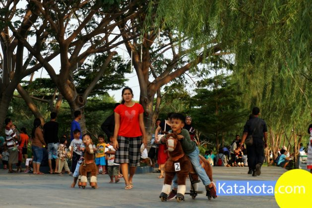 Sejumlah anak bermain di area Ruang Terbuka Hijau (RTH) di Tangerang, Rabu (7/2). Kota Tangerang terus menyediakan ruang terbuka hijau bagi masyarakatnya. Foto : Fajrin/Katakota