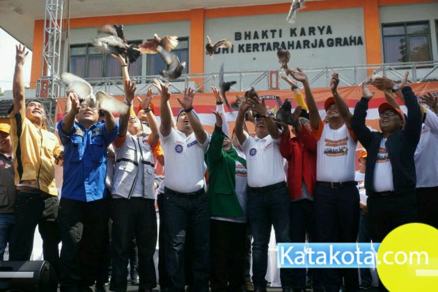 Caption: KPU kota Tangerang melaksanankan kampanye Pilkada damai yang di hadiri olehPaslon Arief R. Wismansyah danSachrudin, Minggu (18/2). Dalam kesempatan itu KPU mengajak masyarakat untuk hadir di TPS pada 27 juni 2018 mendatang. Foto: Fajrin/Katakota