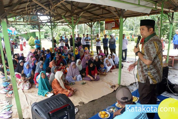 Calon Walikota Arief R. Wismansyah mengadakan blusukan dengan tatap kepada warga di RW 01/01 Panunggangan Barat, Tangerang, Selasa (20/2). Pada kesempatan itu Arief menyerap aspirasi warga, dan mengajak untuk bersama membangun kota Tangerang di lima tahun mendatang. Foto : Fajrin/Katakota