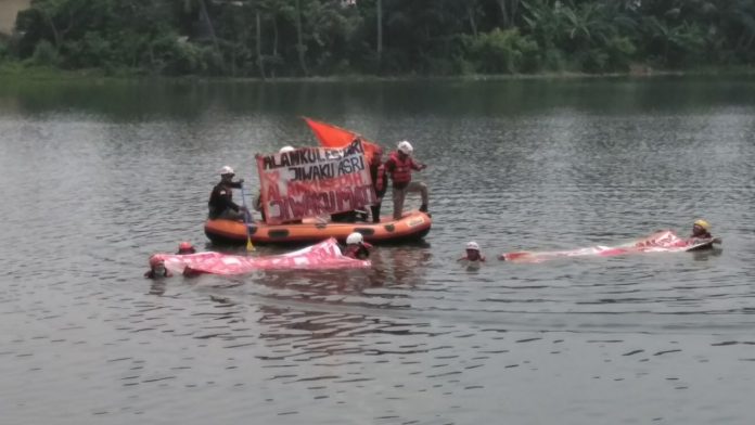 Bentangkan spanduk disitu sasak, warga protes proyek tol cinere-serpong(adit Katakota.com)