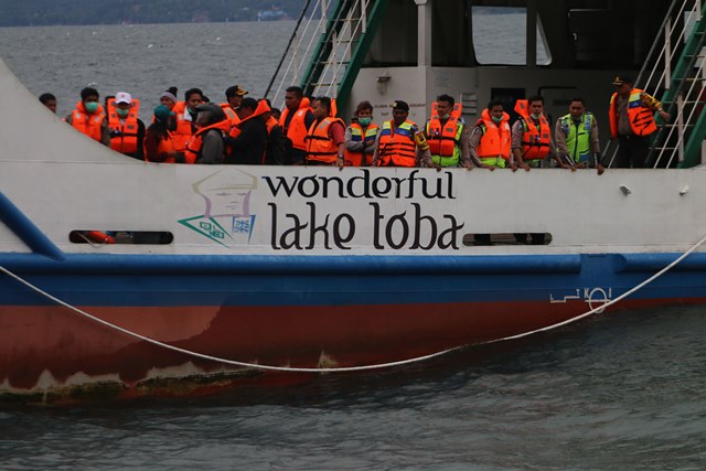 PENCARIAN KORBAN KAPAL TENGGELAM DANAU TOBA