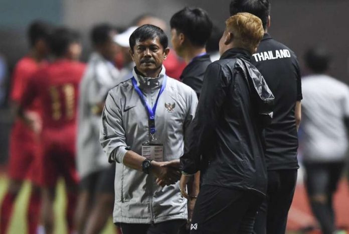 pelatih-timnas-u-19-indra-sjafrie-kiri-menyalami-official-timnas-_180924130139-981