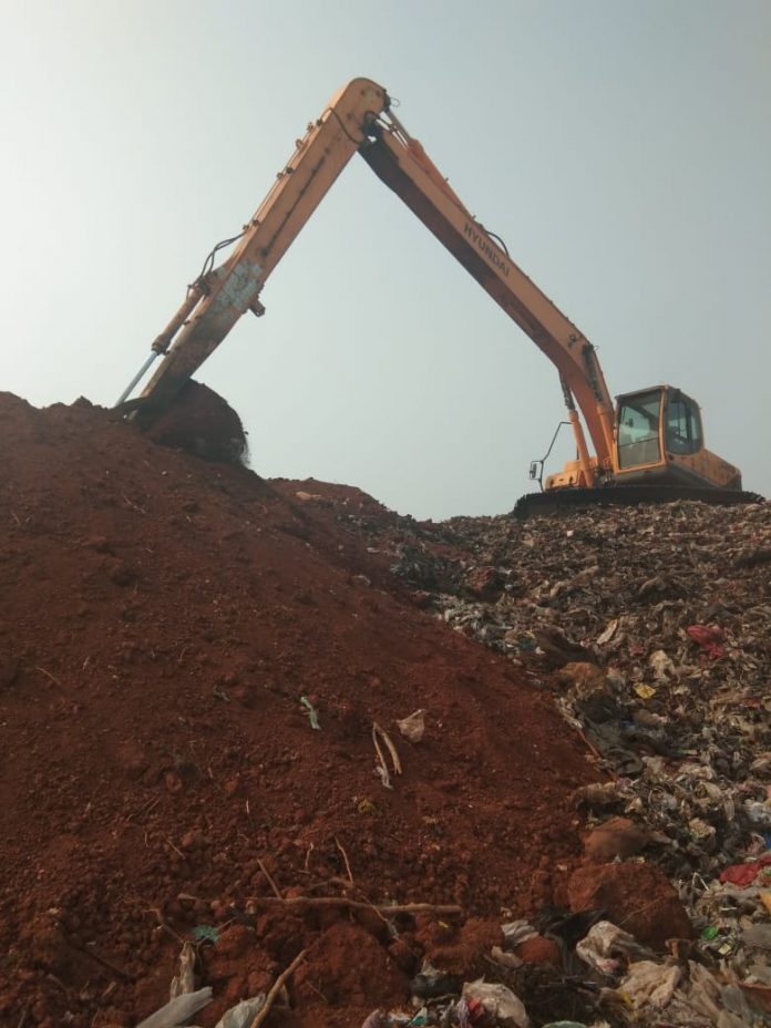 DLH TIMBUN TANAH DI RAWA KUCING