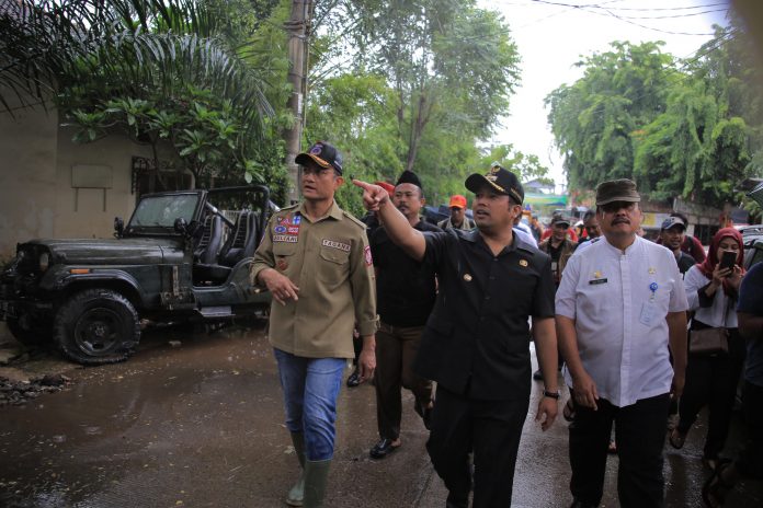 KUNJUNGAN MENTERIN SOSISAL TINJAU BANJIR CILEDUG INDAH - WALIKOTA 4-2