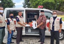 Tenaga ahli DPR-RI serahkan bantuan ambulan ke tagana bodhi