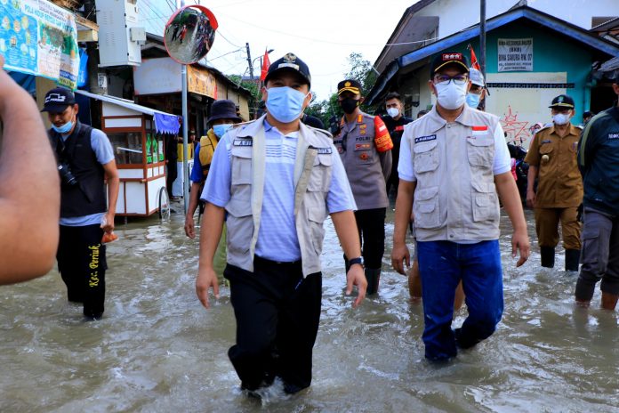 TINJAU POSKO PENGUNGSI BANJIR TOTAL PERSADA - WALIKOTA 3
