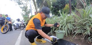 Berjaket Kuning Sachrudin Bersepeda Pantau Pengecatan Kanstin