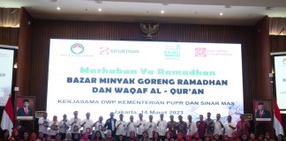 Sambut Ramadan, Sinar Mas Wakafkan Al-Qur’an dan Gelar Bazar Minyak Goreng