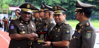 Wali Kota Tangerang Terima Penghargaan Karya Bhakti Peduli Satpol-PP