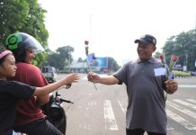 May Day di Kota Tangerang bagikan bunga mawar