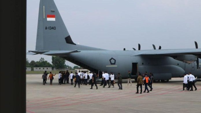 para-menteri-kabinet-merah-putih-berkemeja-putih-dan-topi-biru-menaiki-pesawat-super-hercules-untuk-bertolak-ke-magelang-jawa-_169