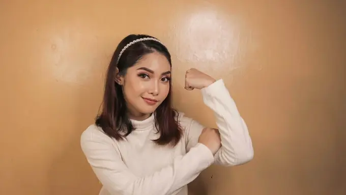 094957300_1737008138-gorgeous-strong-young-asian-woman-with-white-shirt-showing-biceps-smiling-indonesian-girl-strong-concept_216263-3196