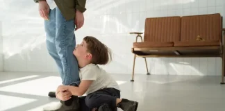 7 Kalimat untuk Meredakan Tantrum saat Si Kecil Minta Mainan