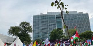 Bendera Palestina Berkibar di Aksi Solidaritas di Depan Kedubes AS