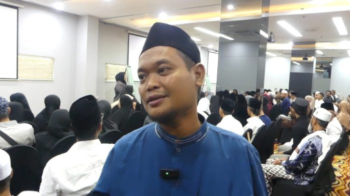 Ustaz Ajat, Muadzin Masjid Raya Al Azhom