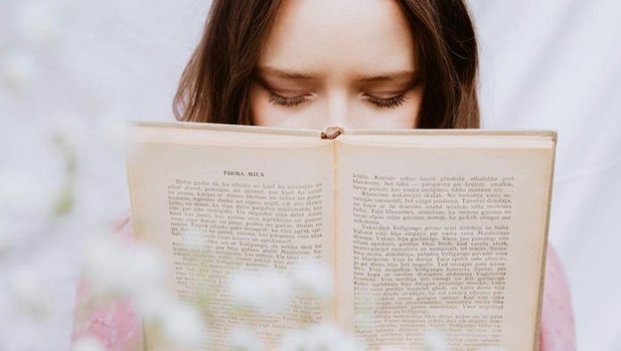 booktok-tren-media-sosial-yang-hidupkan-kembali-budaya-membaca-di-kalangan-gen-zfoto-unsplashcommadara-1759733775483_169