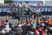 Prabowo Hadiri HUT TNI ke-80, Keliling Monas Sapa Warga Jelang Upacara