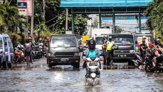 016275000_1591254377-20200604-Banjir-Rob-Rendam-Pasar-Ikan-Muara-Baru-FANANI-6