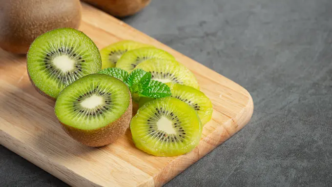 083913900_1741163908-fresh-kiwi-cut-into-half-put-wooden-cutting-board