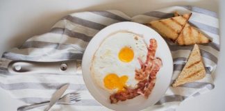 5 Makanan dan Minuman yang Tidak Boleh Dikonsumsi Bersama Telur