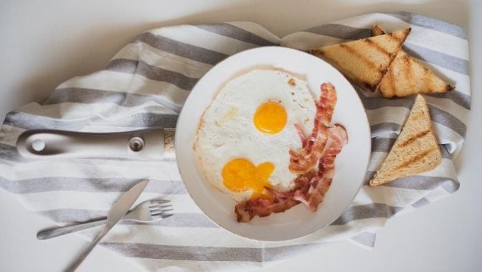 sarapan-telur-dengan-daging-dan-roti-foto-freepikcom-1762156679690_169