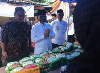 Wali KOta Sachrudin saat mengecek program sembako murah
