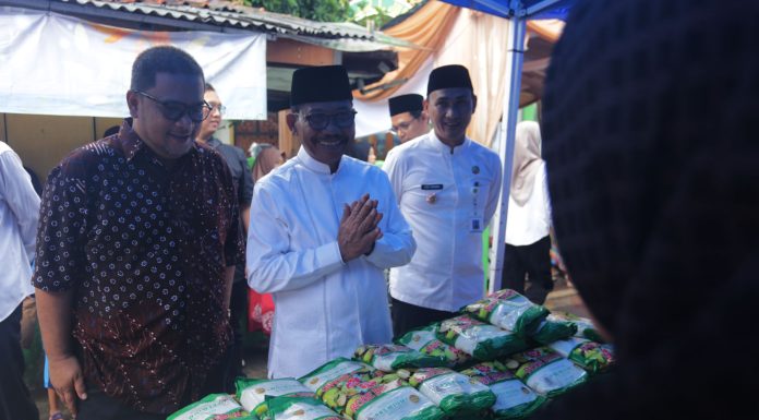 Wali KOta Sachrudin saat mengecek program sembako murah