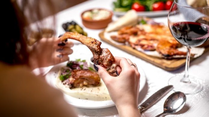 cara-menjaga-berat-badan-tetap-ideal-saat-natal-dan-tahun-baru-foto-freepikcomstockking-1766175164564_169