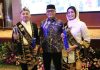 Foto bersama Ketua KORPRI Nasional Zudan Arif Fakrulloh (peci hitam) dalam acara Gala Night HUT ke-54 KORPRI Nasional bertempat di Auditiorium BMKG, Jakarta Timur (Sumber : Dinas Kominfo Kota Tangerang)