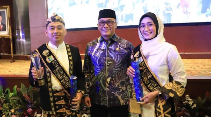 Foto bersama Ketua KORPRI Nasional Zudan Arif Fakrulloh (peci hitam) dalam acara Gala Night HUT ke-54 KORPRI Nasional bertempat di Auditiorium BMKG, Jakarta Timur (Sumber : Dinas Kominfo Kota Tangerang)