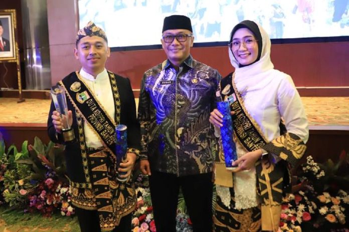 Foto bersama Ketua KORPRI Nasional Zudan Arif Fakrulloh (peci hitam) dalam acara Gala Night HUT ke-54 KORPRI Nasional bertempat di Auditiorium BMKG, Jakarta Timur (Sumber : Dinas Kominfo Kota Tangerang)