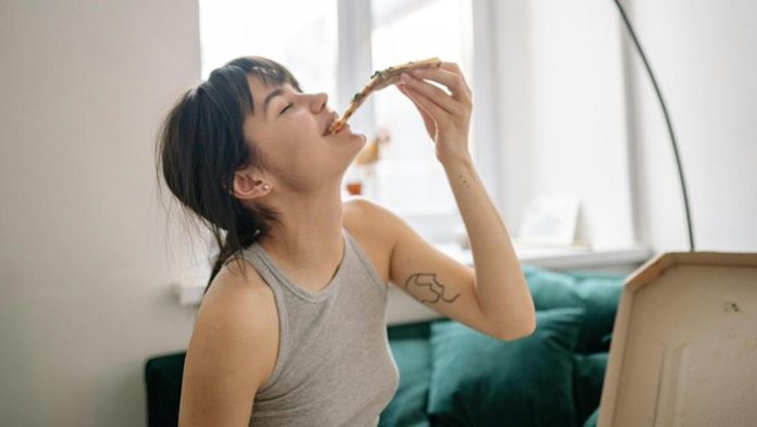 5-makanan-dan-minuman-yang-pantang-dikonsumsi-agar-menstruasi-lancar-1768286855968_169