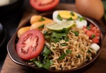 2 Trik Makan Mi Instan yang Sehat dan Enak untuk Sahur, Mau Coba?