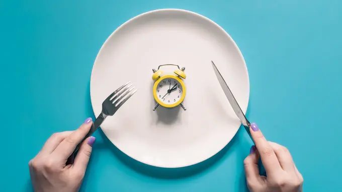 008965500_1765260399-hands-holding-knife-fork-alarm-clock-plate-blue-background__1_