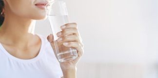 Manfaat Rutin Minum Air Hangat Sebelum Tidur