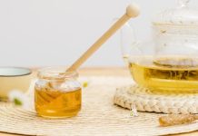 5 Manfaat Rutin Minum Madu dengan Air Hangat di Pagi Hari