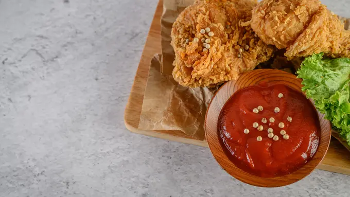 009623800_1777793636-crispy-fried-chicken-cutting-board-with-tomato-sauce